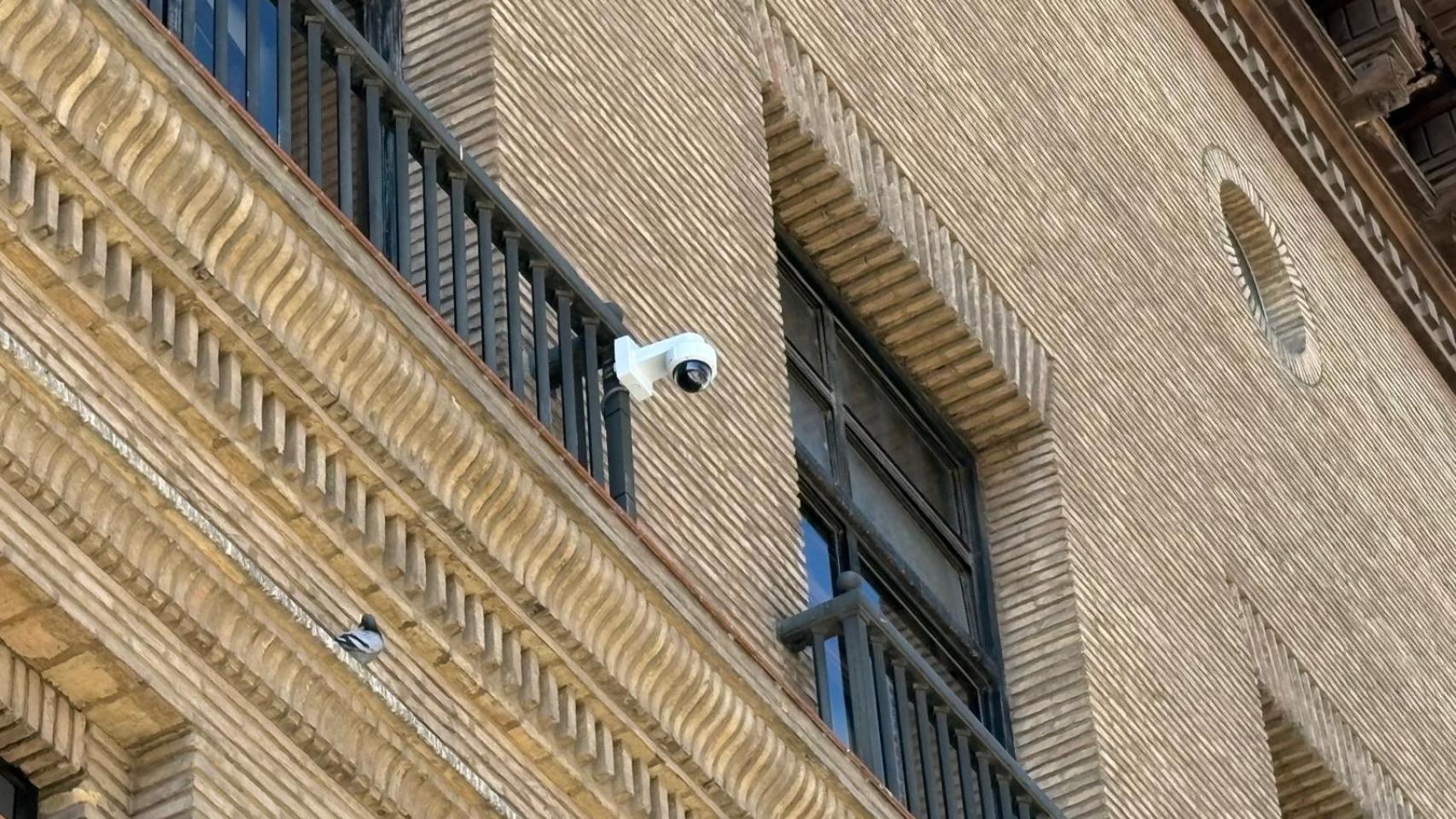 Una de las cámaras de las de conteo de aforo situada en el lateral del Ayuntamiento de Zaragoza