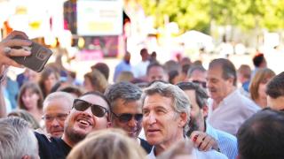 Feijóo ensalza entre selfies el clima de "convivencia" de la Feria de Albacete: "Esta es la España que quiero recuperar"