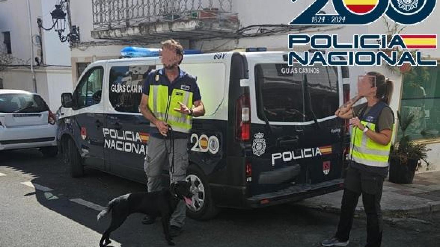 Agentes de la Policía Nacional participantes en la Operación Chocolata, en Estepona.