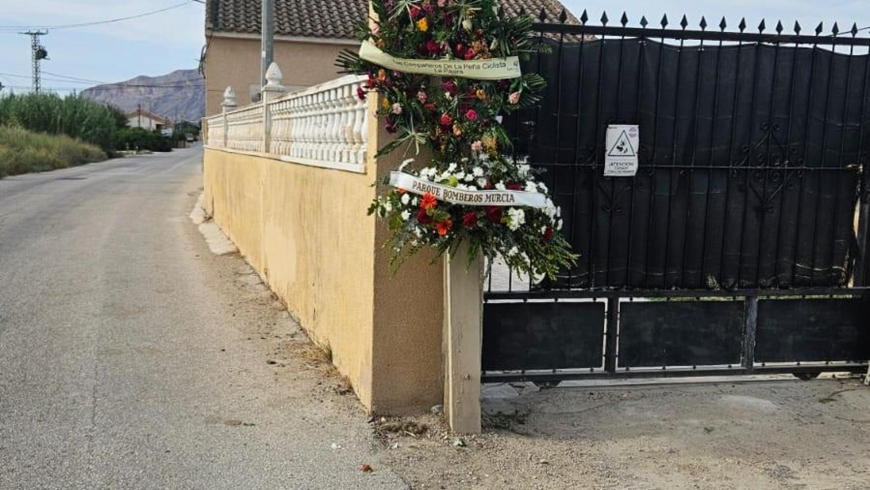 Flores en recuerdo de Antonio Morales en el poste donde chocó.