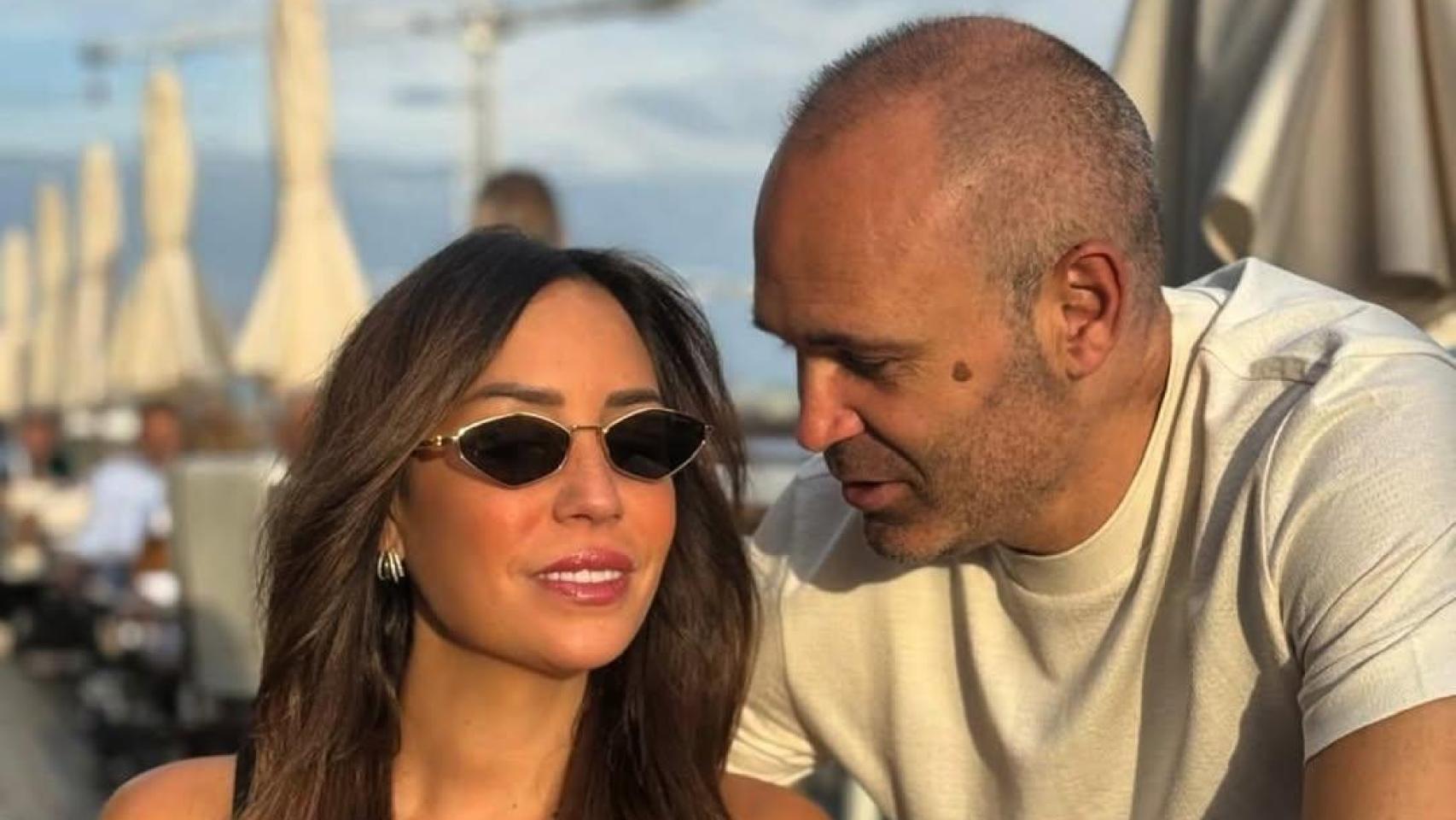 Andrés Iniesta junto a su mujer, Anna Ortiz.