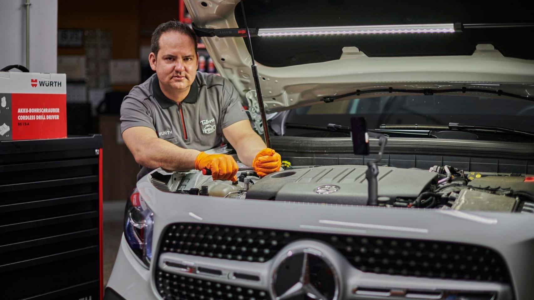 Kike, mecánico de Talleres Piba en Daimiel (Ciudad Real).