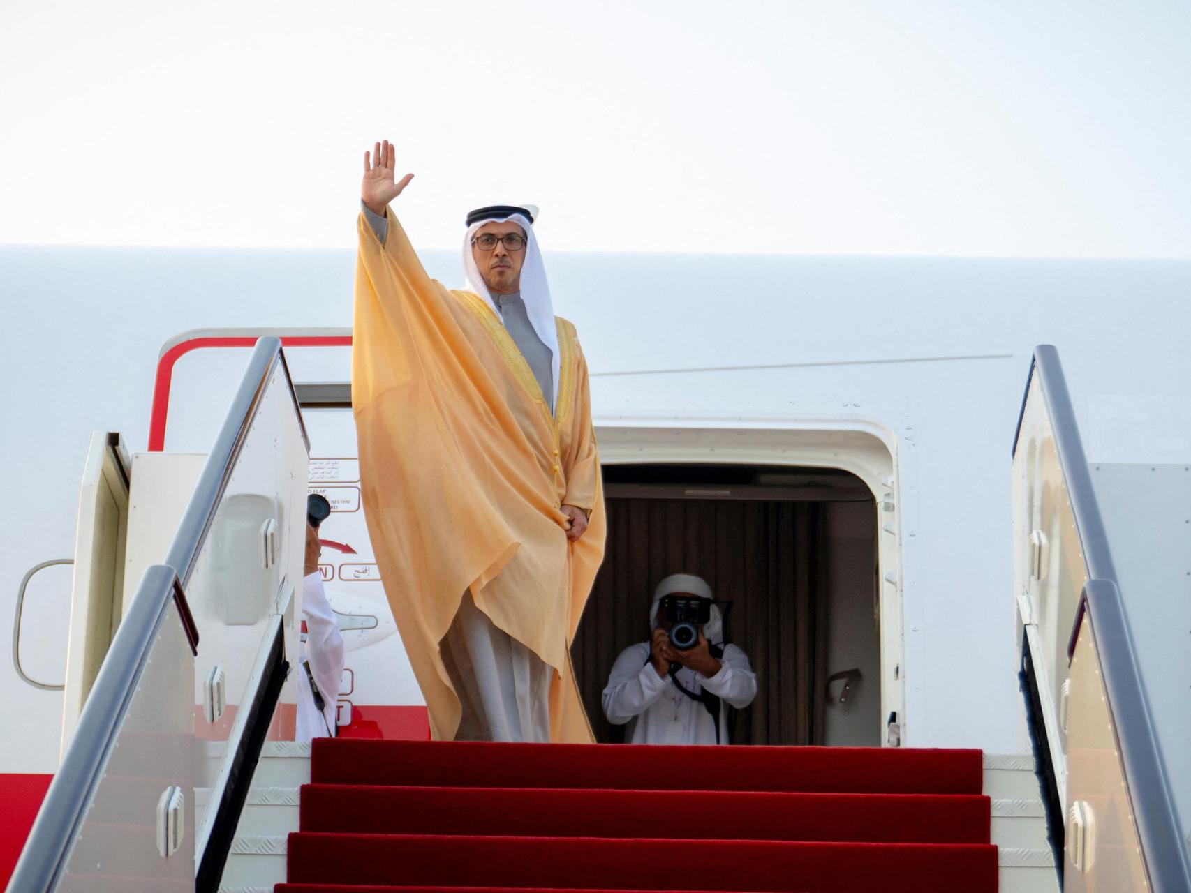 El jeque Mansour bin Zayed Al Nahyan, vicepresidente y viceprimer ministro de los Emiratos Árabes Unidos, abandona Doha.