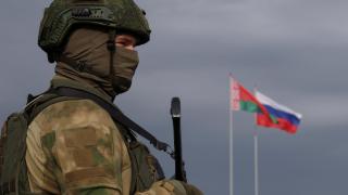 Un miembro del Ejército bielorruso monta guardia en un campo de entrenamiento durante las maniobras militares conjuntas Rusia-Bielorrusia Zapad-2025, cerca de Borisov.