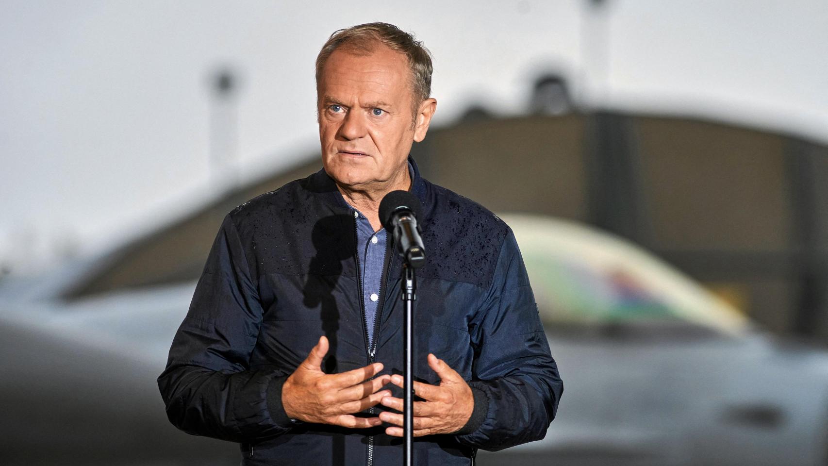 Donald Tusk en una rueda de prensa en la Base Táctica Aérea de Lask tras el derribo de drones rusos.