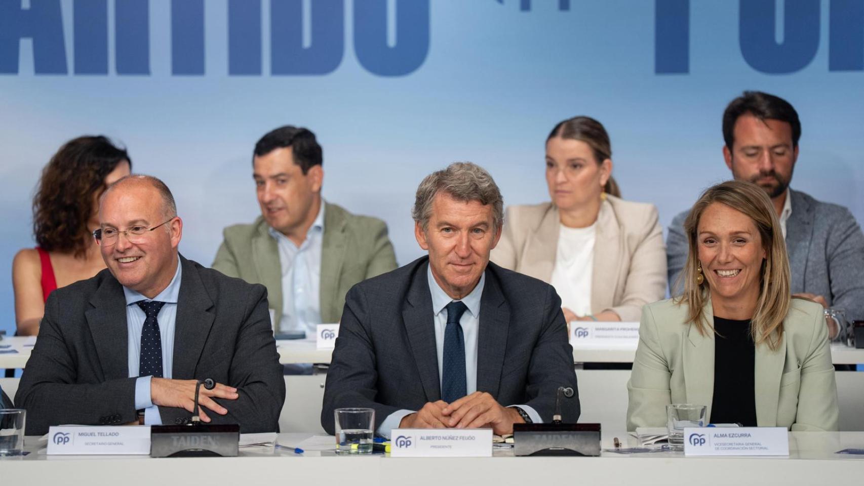 Alberto Núñez Feijóo, entre Miguel Tellado y Alma Ezcurra, este lunes en la Junta Directiva Nacional del PP.
