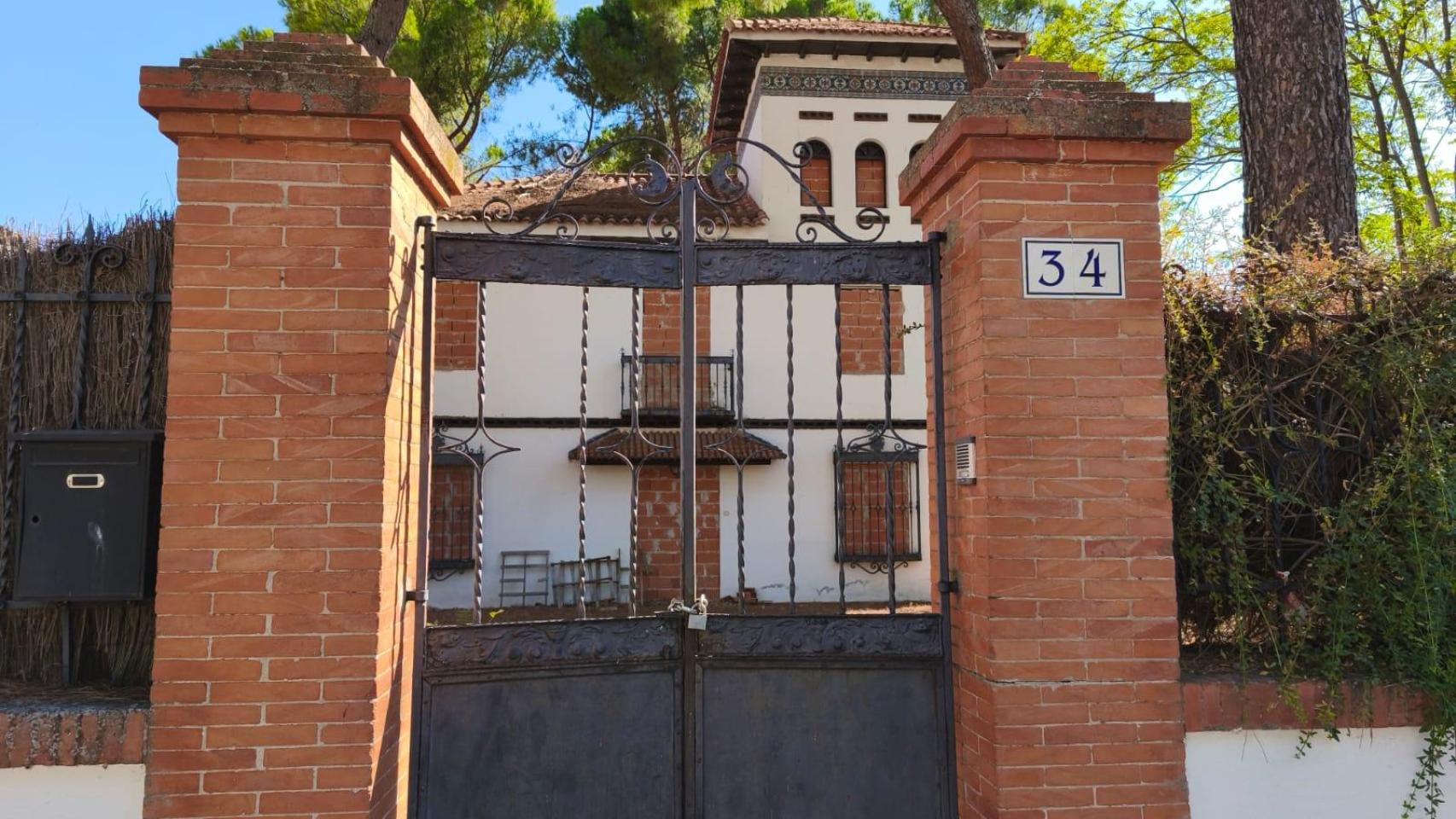 Una de las casas tapiadas de La Marañosa.