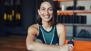 Mujer de mediana edad tras el entrenamiento.
