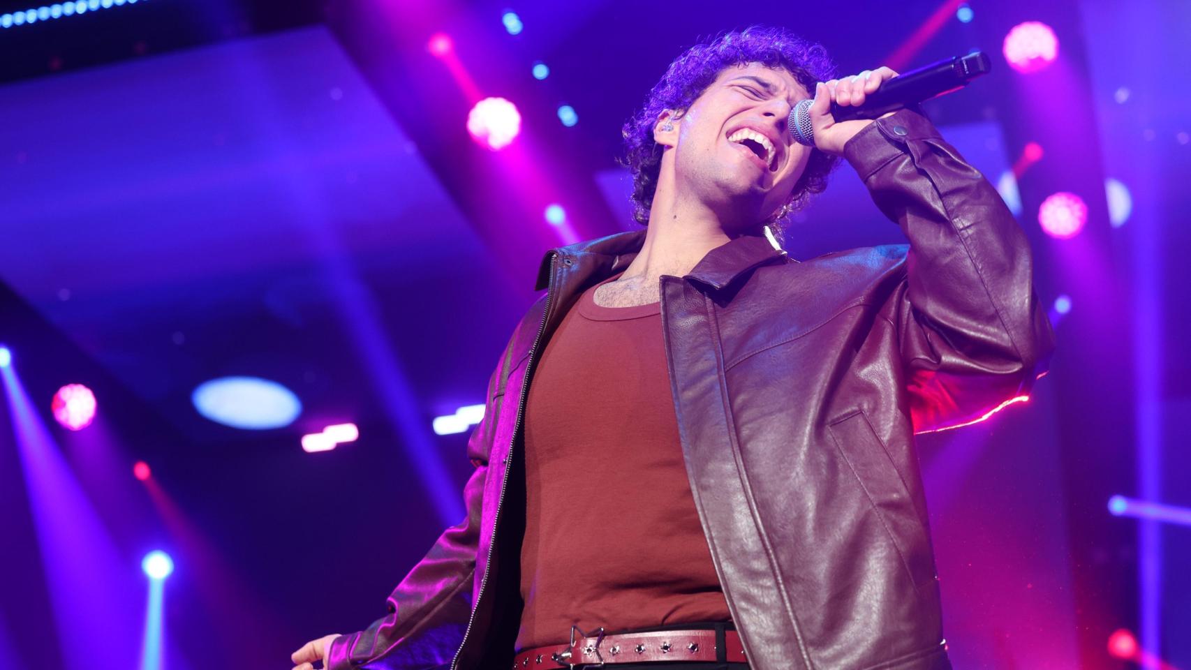 Martín canta 'Hold the line' en la Gala 0 de OT