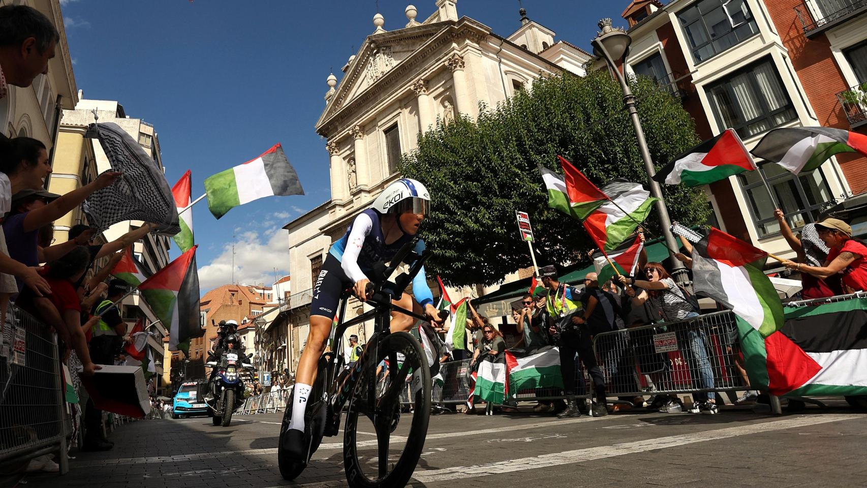 Imagen de las protestas propalestina en la contrarreloj de La Vuelta en Valladolid al paso de un ciclista del Israel-Premier Tech