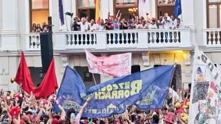 La Plaza Mayor de Guadalajara se "queda pequeña" en un arranque de fiestas 'salvaje', vibrante y multitudinario