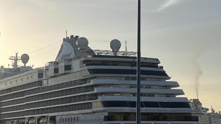 Atraca en el puerto de A Coruña el ‘Seven Seas Grandeur’, uno de los cruceros más lujosos del mundo