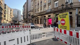 Vigo recupera la circulación en la calle Lepanto: abierto un carril al tráfico