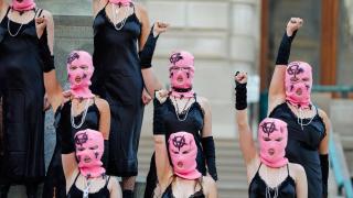 Un tribunal ruso condena en ausencia a entre 8 y 13 años de cárcel a cinco miembros del colectivo Pussy Riot