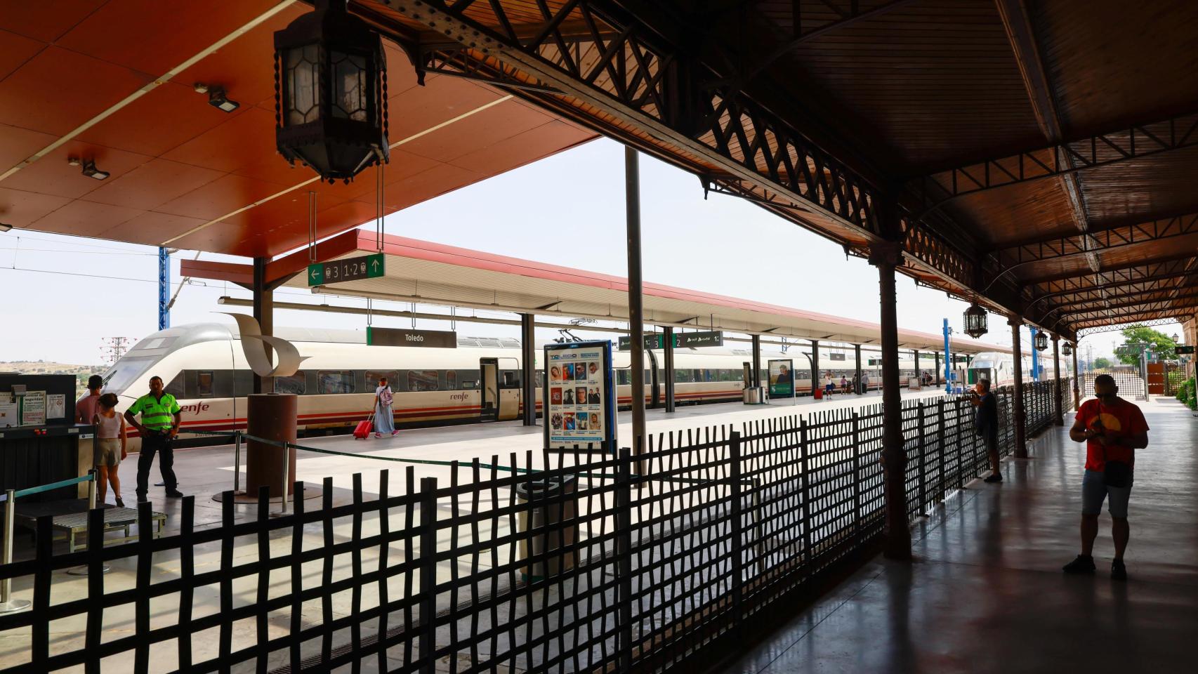 Un tren Avant detenido en la estación de Toledo.
