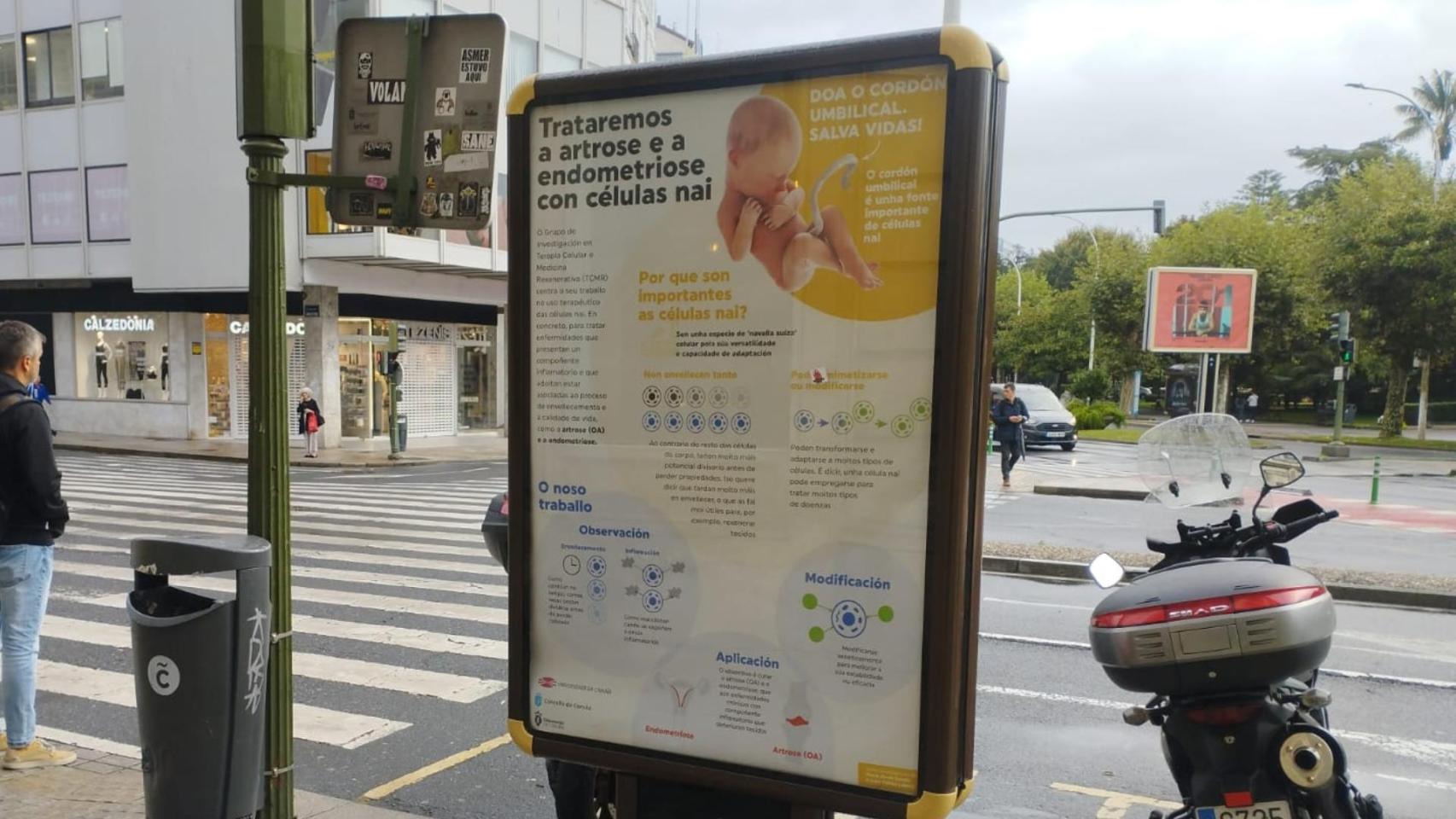 Una marquesina con uno de los proyectos de la UDC en A Coruña.