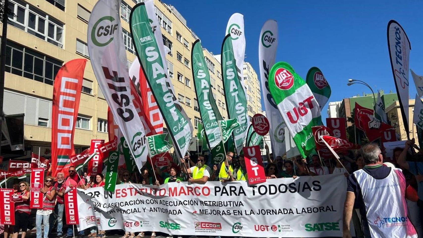 Manifestantes este martes en protesta por sus condiciones laborales.