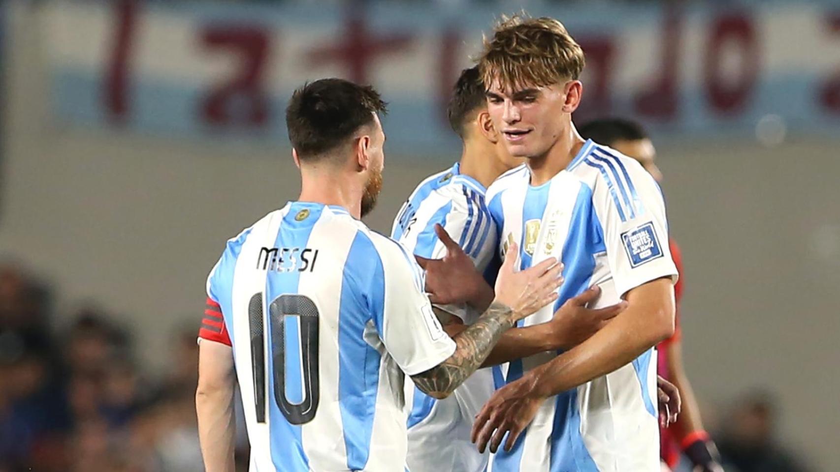 Nico Paz, junto a Leo Messi, en un partido de la selección argentina