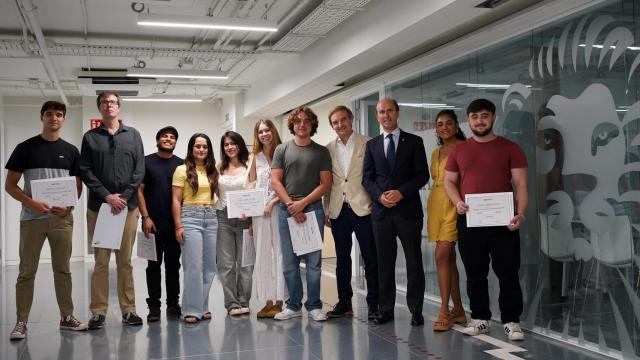 Los alumnos del Máster de EL ESPAÑOL, acompañados por Jaime Olmedo, rector de la Universidad Camilo José Cela (3 dcha.). Y por Miguel Ángel Mellado, director del Máster (4 dcha.).