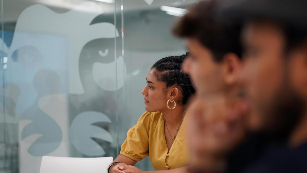 Al fondo, Ailin Zapata, alumna del Máster. Y junto a ella otros alumnos del Máster de EL ESPAÑOL.