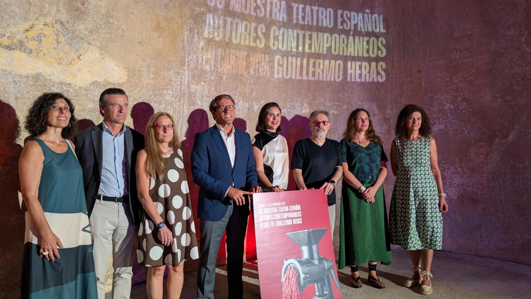 La foto de familia de la Muestra de Teatro en los Pozos de Garrigós.