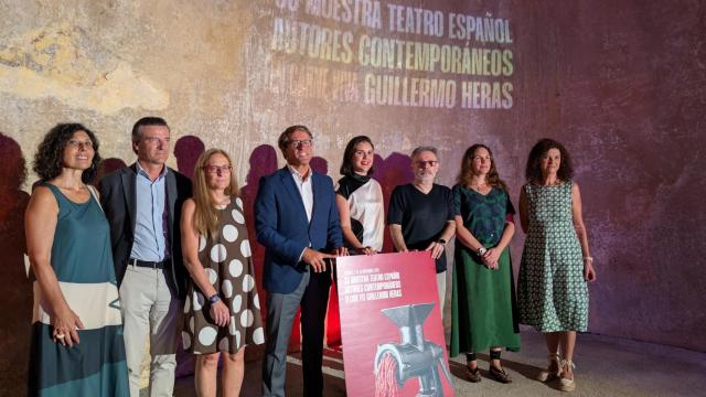 La foto de familia de la Muestra de Teatro en los Pozos de Garrigós.