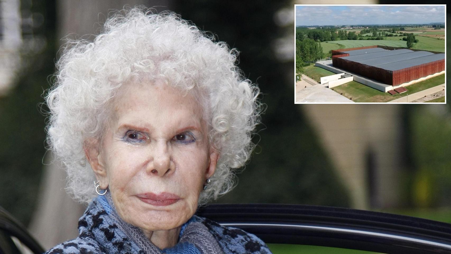 La duquesa de Alba junto a una imagen de la villa romana de La Olmeda