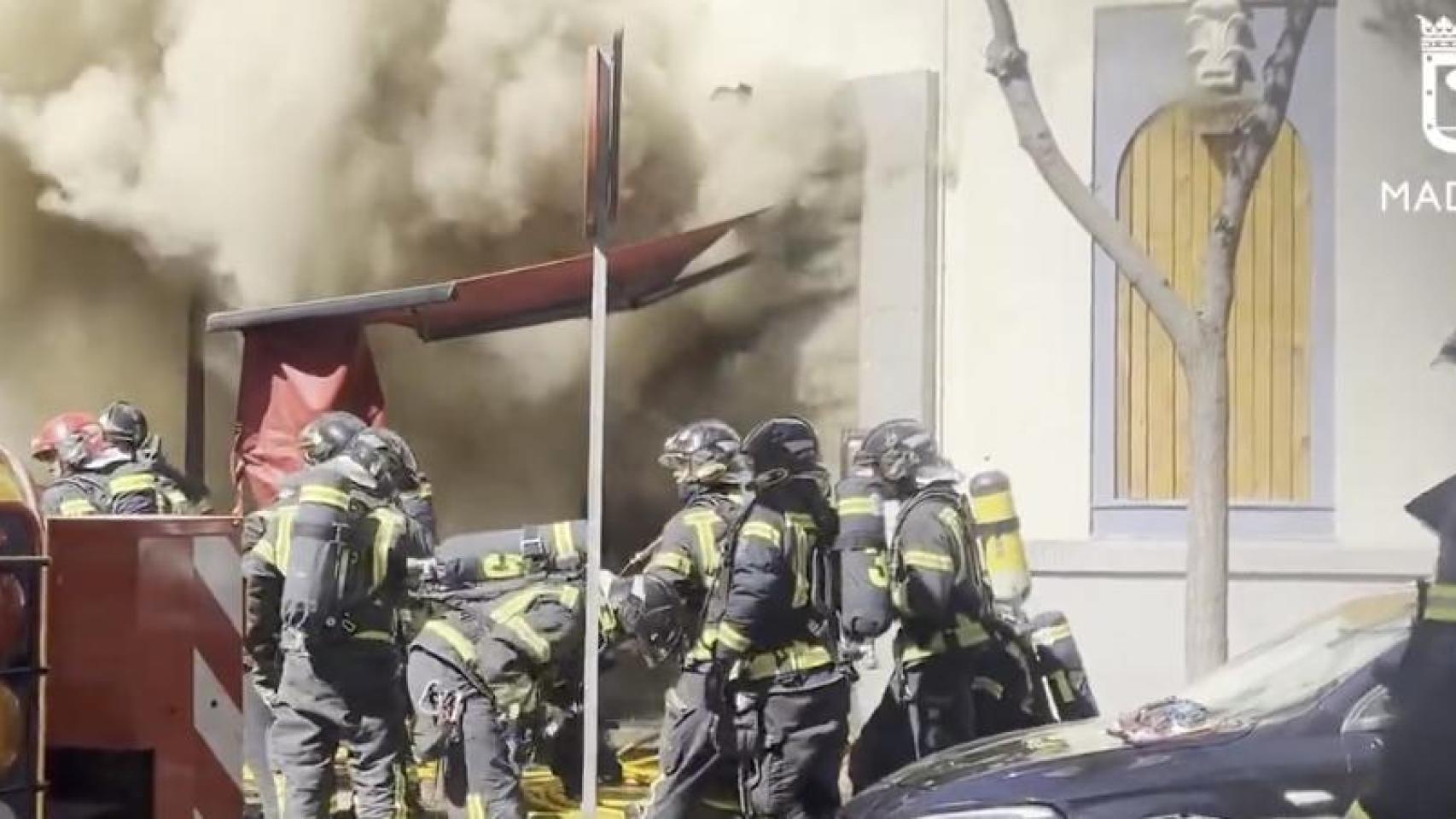 Los bomberos de Madrid trabajando en la extinción de un incendio en la calle Amador de los Ríos