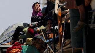 Miles de gazatíes abandonan su ciudad para ponerse a salvo de la invasión israelí.