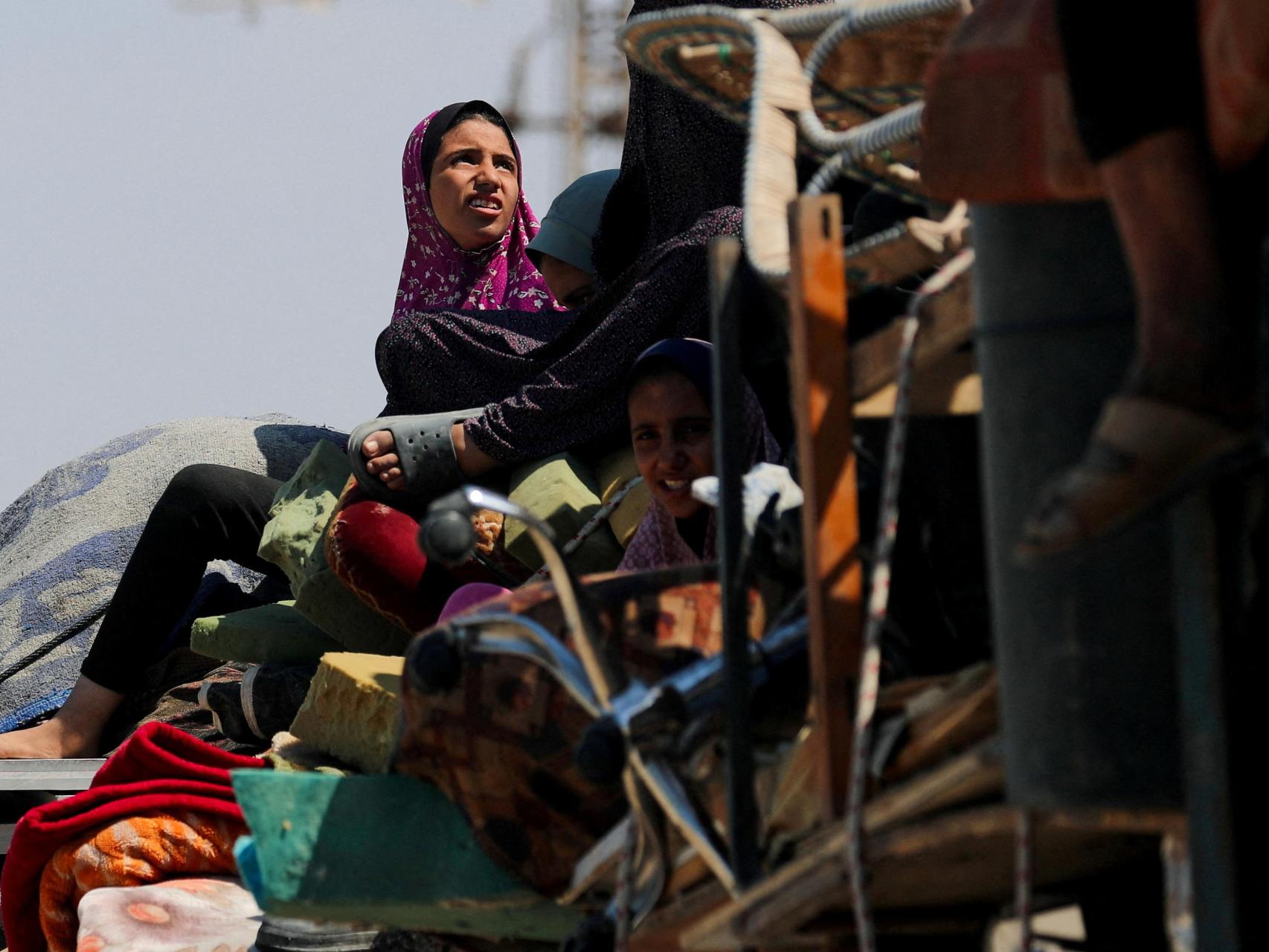 Miles de gazatíes abandonan su ciudad para ponerse a salvo de la invasión israelí.