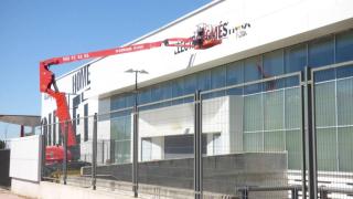 Reabre esta famosa tienda a solo 30 minutos del centro de Madrid: un outlet de electrónica y hogar con precios de 'ganga'