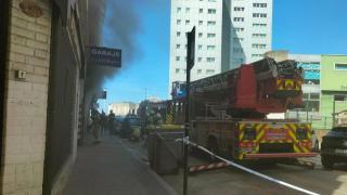 Un incendio en un centro de estética de A Coruña obliga a cortar la calle Sol