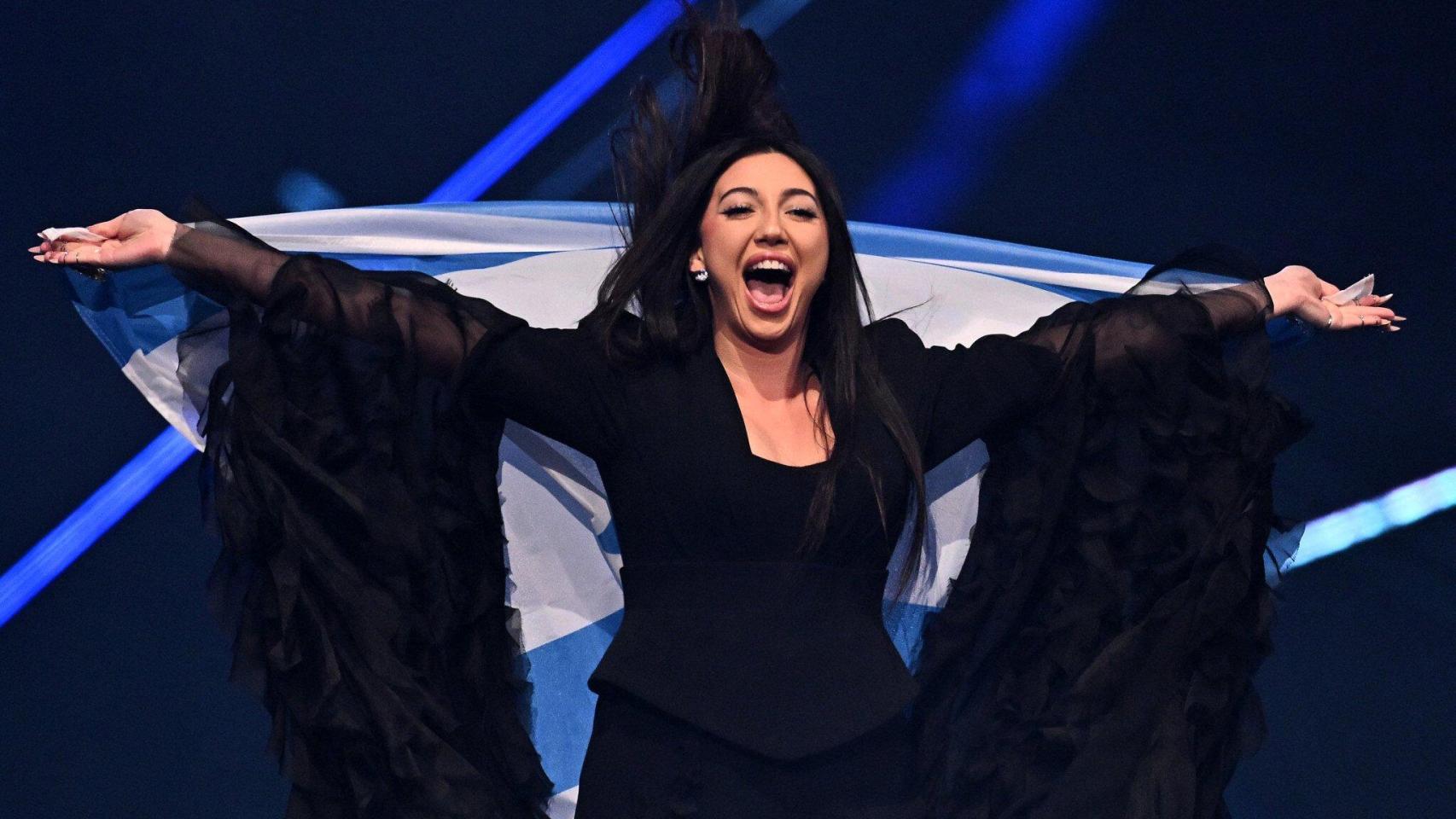 Yuval Raphael durante la 'Flag Parade' de la final del 69 Festival de Eurovisión en el St. Jakobshalle.