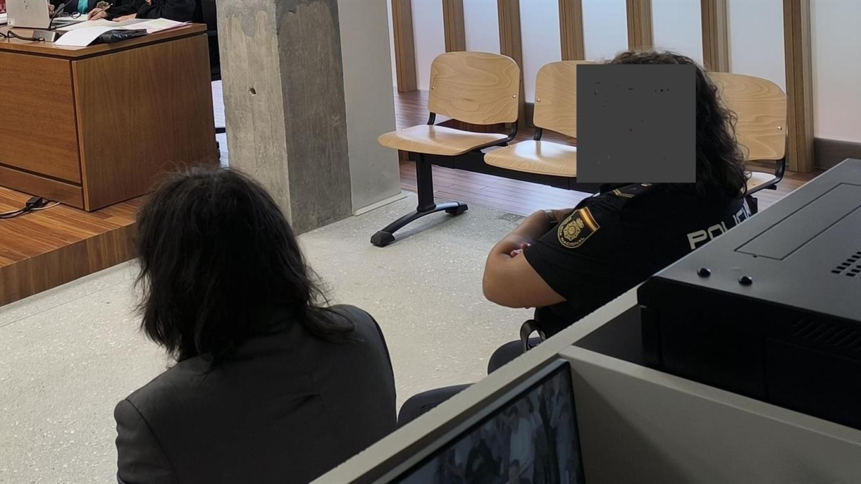 Juicio contra un acusado de violar y robar a una mujer en Vigo, en 2013, que acabó celebrándose a puerta cerrada por la actitud violenta del procesado hacia los medios de comunicación