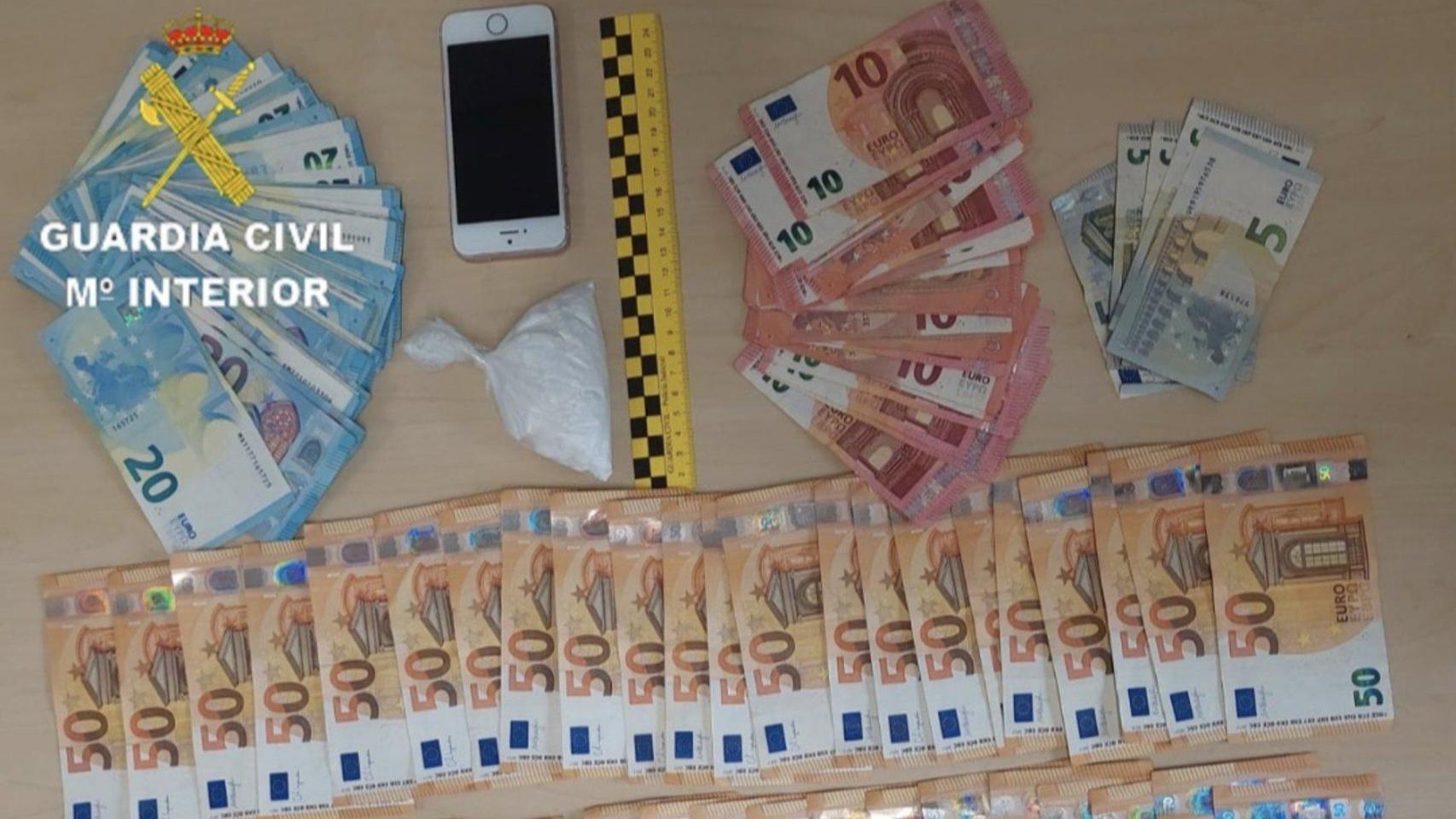 Dinero en efectivo y cocaína intervenida a un conductor que fue interceptado por la Guardia Civil en Tomiño (Pontevedra)
