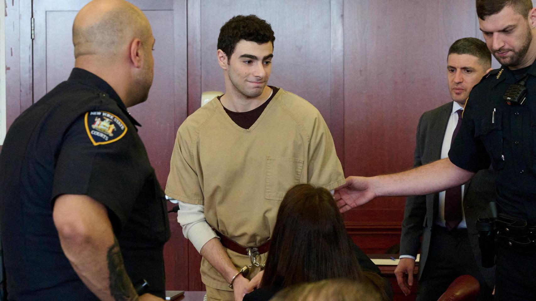 Luigi Mangione , sospechoso del asesinato del director ejecutivo de UnitedHealthcare, Brian Thompson, comparece ante la Corte Suprema de Nueva York.