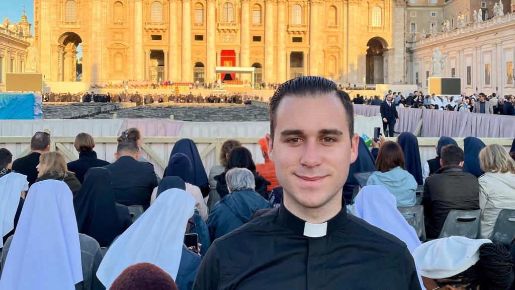 El sacerdote Miguel Tovar, en la Plaza de San Pedro del Vaticano.