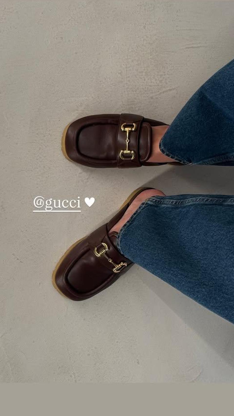 Los zuecos-mocasines de Alba Díaz son de Gucci.
