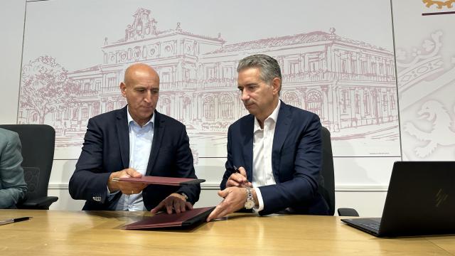 Firma del acuerdo por parte del alcalde de León, José Antonio Diez y del director general de HP SCDS, Miguel Ángel Turrado, este martes en el Ayuntamiento de la capital leonesa