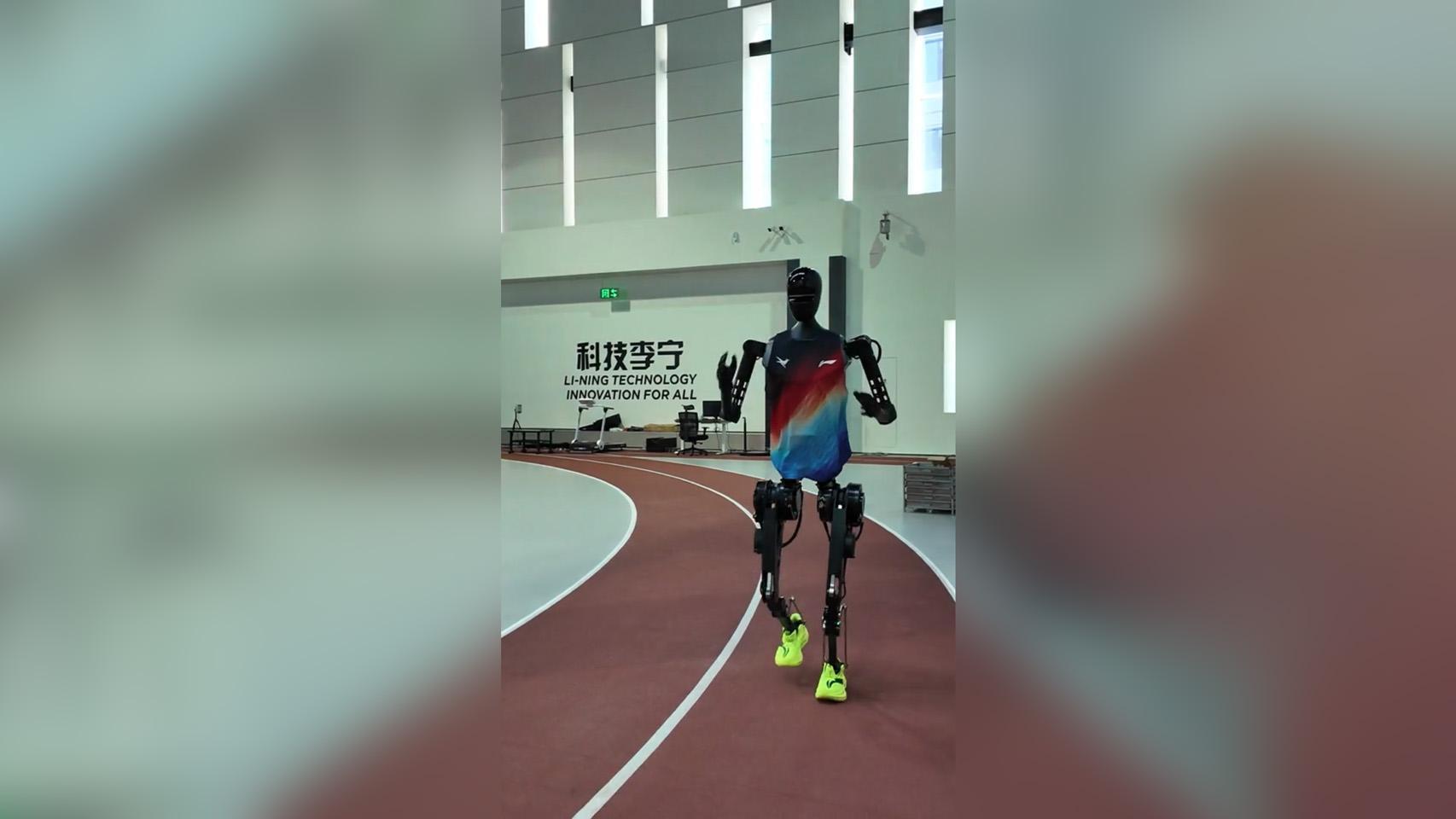 Tien Kung probando zapatillas.