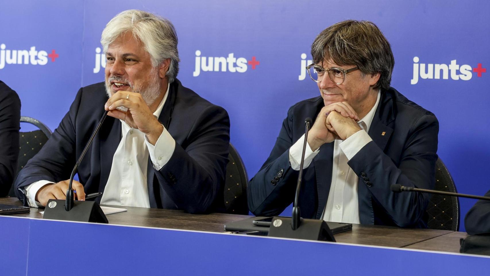 El expresidente catalán Carles Puigdemont este lunes, junto a Albert Batet, con la cúpula de Junts en Waterloo.