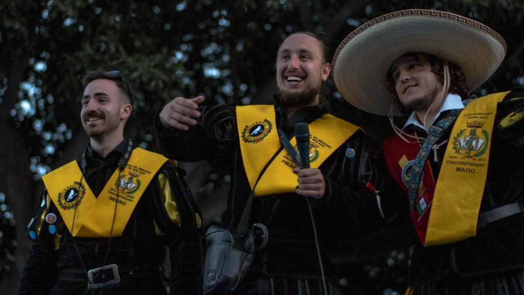 Rafa, con compañeros de la tuna de Medicina.