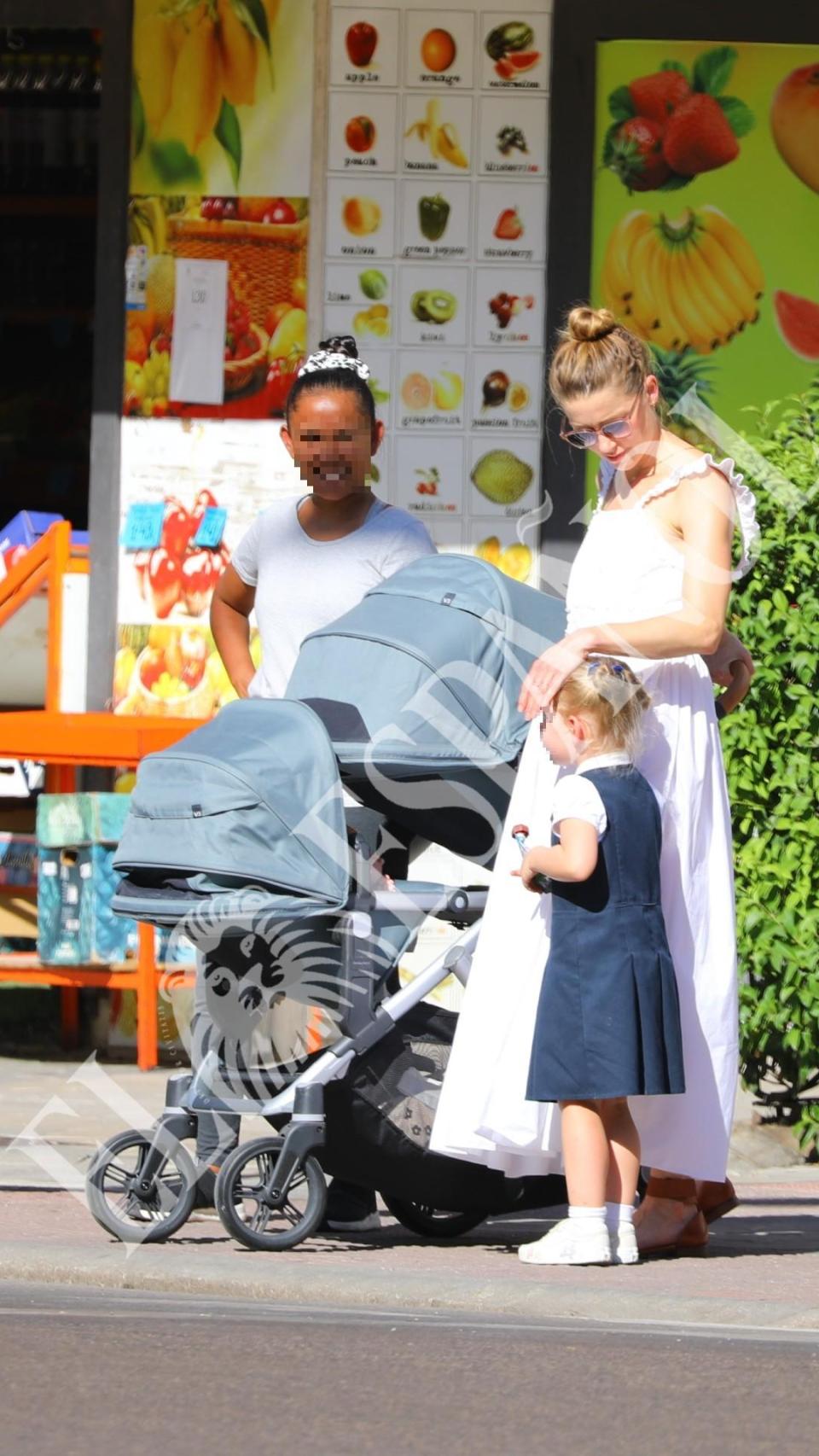 Amber acariciando a su hija por las calles de Madrid.