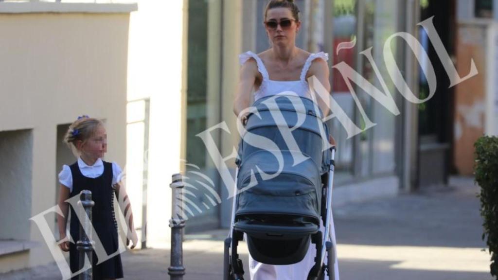 Amber Heard con su hija y sus mellizos.