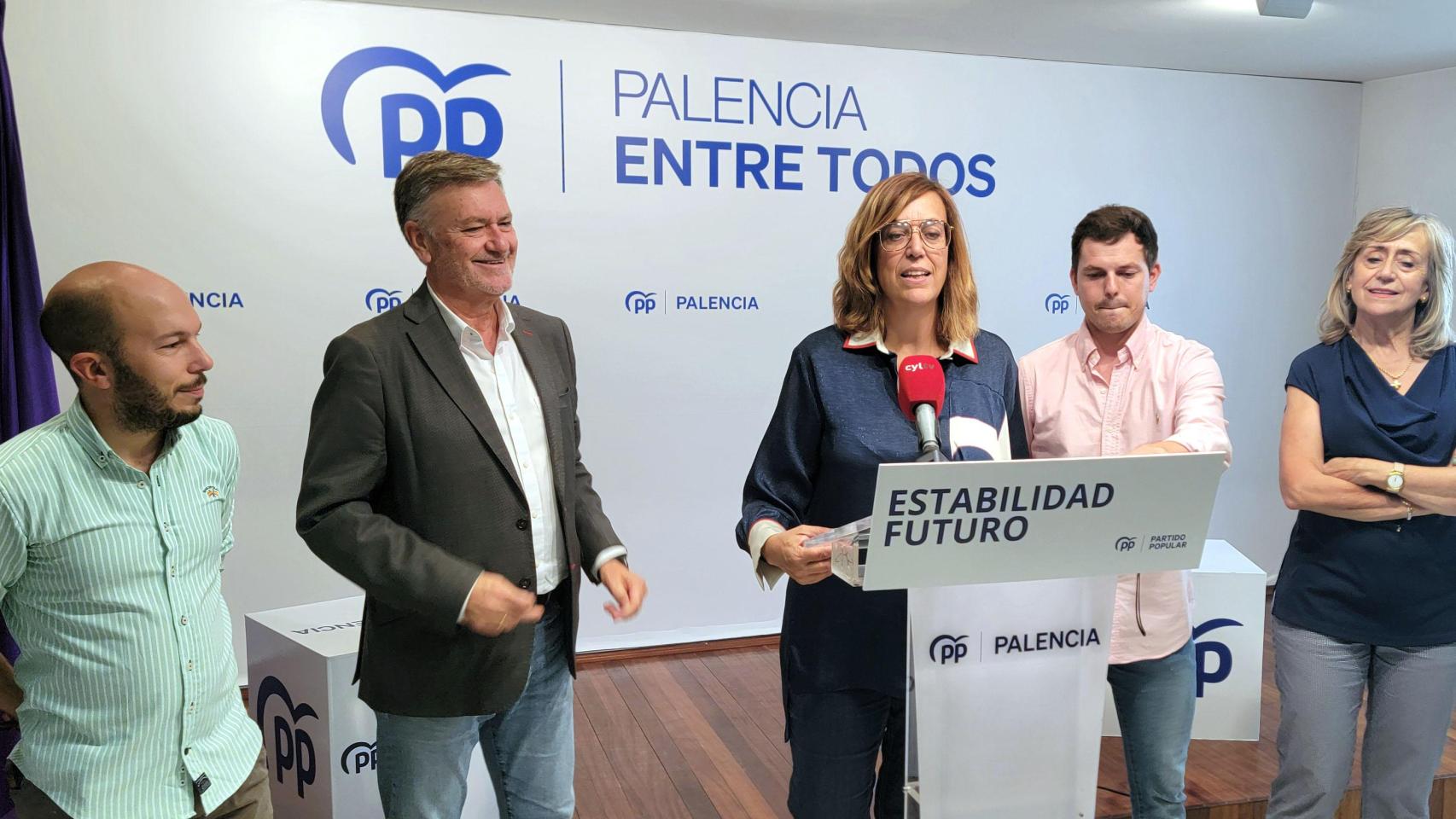 El secretario autonómico del PPCyL, Francisco Vázquez, la presidenta del PP de Palencia, Ángeles Armisén y el portavoz popular en el Ayuntamiento palentino, Víctor Torres, durante la rueda de prensa de este martes