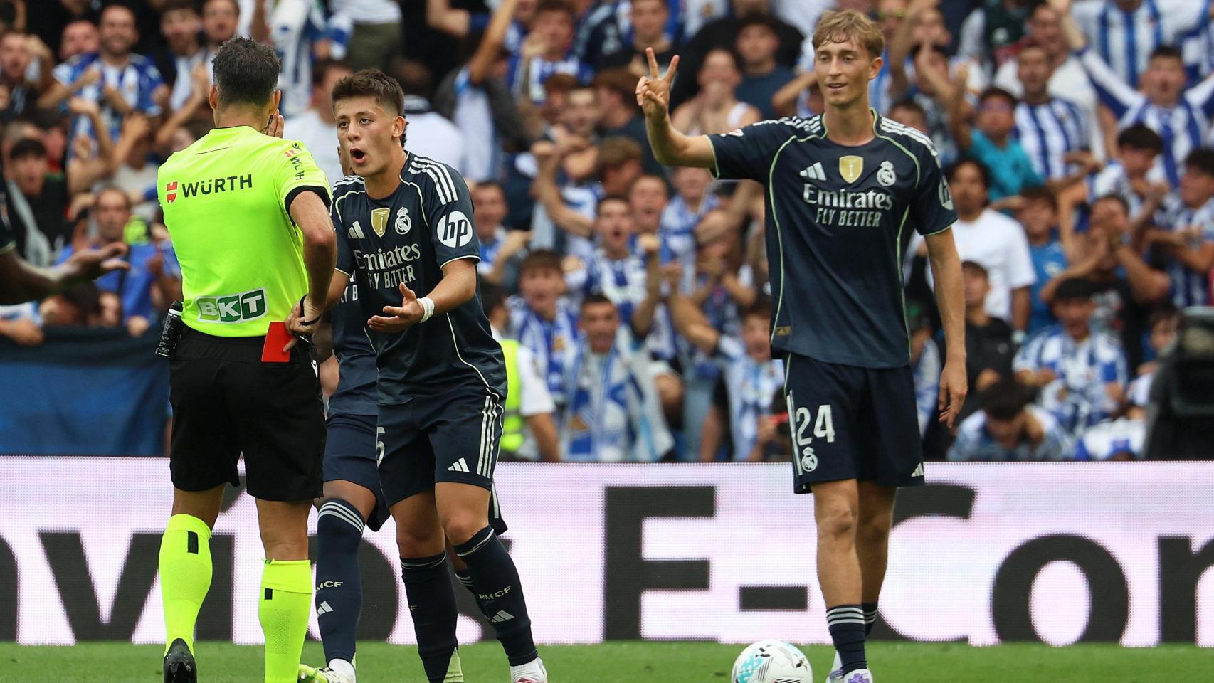 Gil Manzano expulsa a Dean Huijsen en el partido ante la Real Sociedad.