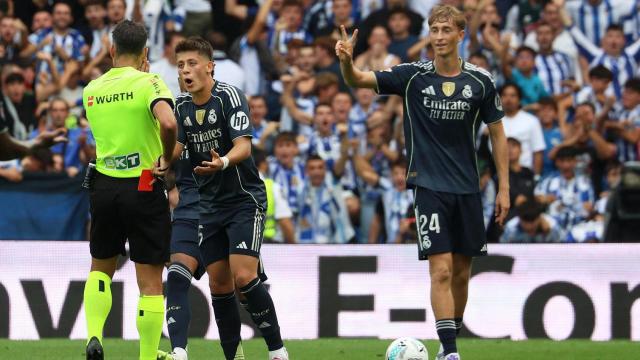 Gil Manzano expulsa a Dean Huijsen en el partido ante la Real Sociedad.