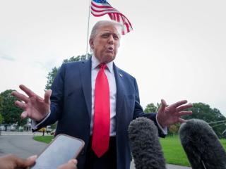 Trump visita al rey Carlos III por segunda vez mientras su círculo agita la política británica a favor de los 'ultras' de Farage