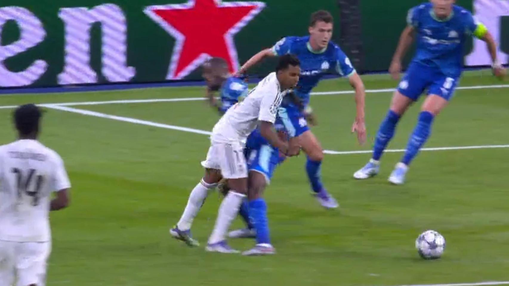 Kondogbia comete penalti sobre Rodrygo en el partido.