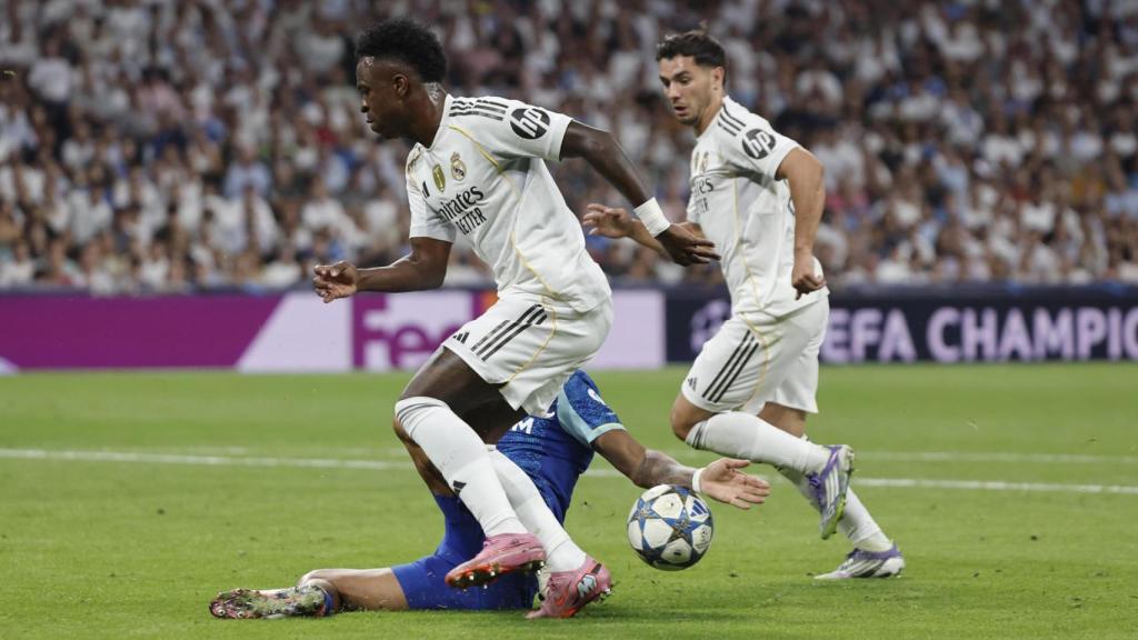 La mano de Medina en una acción con Vinicius que acabó en penalti
